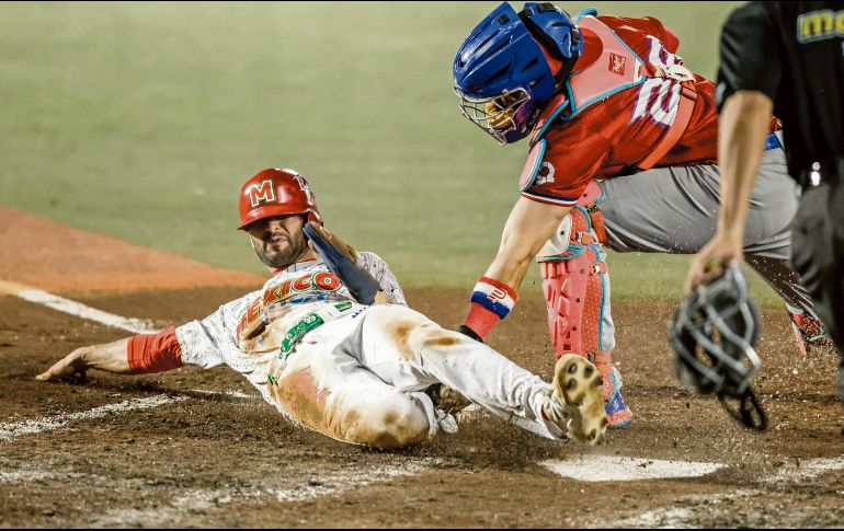 En la parte baja de la séptima entrada, Michael Wielansky, jugador de los Charros de Jalisco, fue puesto fuera con jugada en el plato en su intento por anotar lo que pudo haber representado el empate a cinco carreras frente a República Dominicana. ESPECIAL