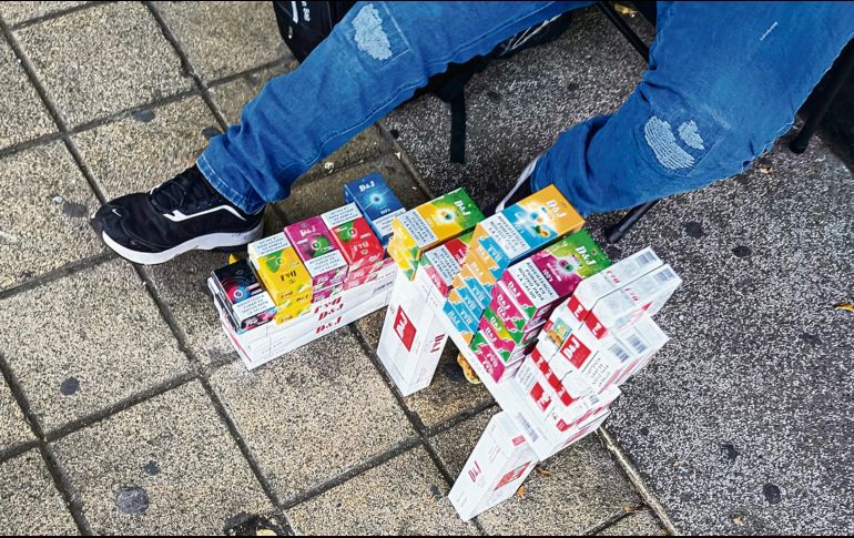 Venta de cigarros pirata en las inmediaciones del Mercado San Juan de Dios, en Guadalajara, donde su precio facilita su comercialización. EL INFORMADOR/ J. Acosta