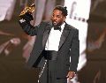 El rapero Kendrick Lamar dominó en su categoría y también brilló al ganar Grabación del año. AFP