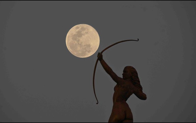 La Luna de Nieve, el pasado 1 de febrero, desde la Diana Cazadora. SUN / ARCHIVO