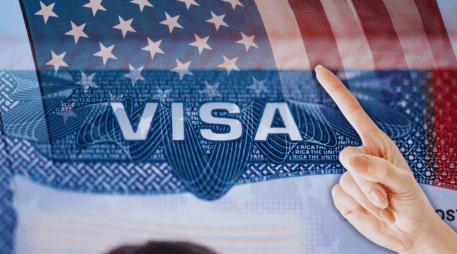 La ley supone que cada solicitante de visa es un solicitante que tiene la intención de inmigrar. Por lo tanto, los solicitantes de visa de visita deben superar esta suposición. ESPECIAL / CANVA