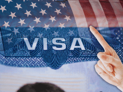 La ley supone que cada solicitante de visa es un solicitante que tiene la intención de inmigrar. Por lo tanto, los solicitantes de visa de visita deben superar esta suposición. ESPECIAL / CANVA