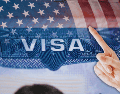 La ley supone que cada solicitante de visa es un solicitante que tiene la intención de inmigrar. Por lo tanto, los solicitantes de visa de visita deben superar esta suposición. ESPECIAL / CANVA