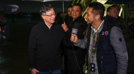 Fotografía cedida por la Presidencia de Colombia del presidente colombiano Gustavo Petro ofreciendo declaraciones este domingo, antes de viajar a EU en Bogotá (Colombia). EFE/ Presidencia de Colombia