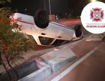 El auto volcado fue abandonado en la vía. ESPECIAL / Protección Civil y Bomberos GDL