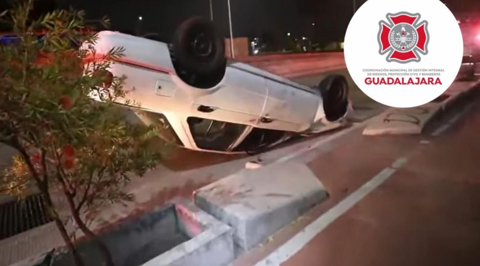 El auto volcado fue abandonado en la vía. ESPECIAL / Protección Civil y Bomberos GDL
