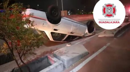 El auto volcado fue abandonado en la vía. ESPECIAL / Protección Civil y Bomberos GDL