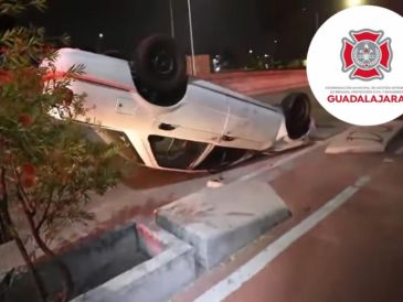 El auto volcado fue abandonado en la vía. ESPECIAL / Protección Civil y Bomberos GDL