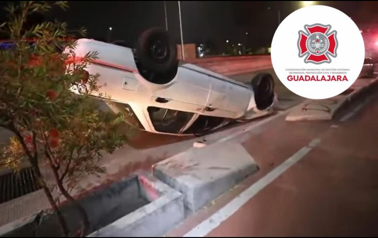 El auto volcado fue abandonado en la vía. ESPECIAL / Protección Civil y Bomberos GDL