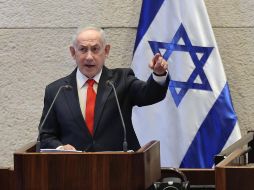El primer ministro israelí, Benjamin Netanyahu, pronuncia un discurso durante una sesión especial para marcar el 77º aniversario de la creación de la Knesset y el 60º aniversario de la inauguración del edificio actual en la Knesset. EFE/A. SULTAN