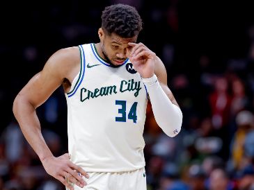 Giannis Antetokounmpo podría ser el dominó más grande que tire a los demás en el mercado de traspasos de la NBA. EFE.