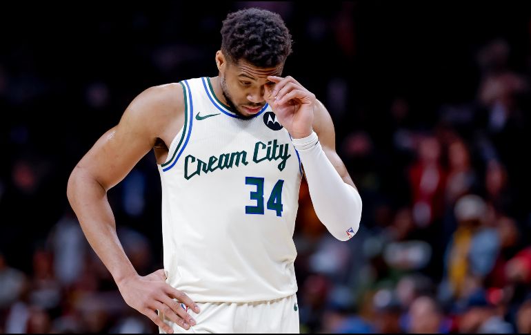 Giannis Antetokounmpo podría ser el dominó más grande que tire a los demás en el mercado de traspasos de la NBA. EFE.