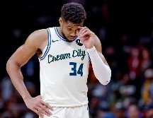 Giannis Antetokounmpo podría ser el dominó más grande que tire a los demás en el mercado de traspasos de la NBA. EFE.