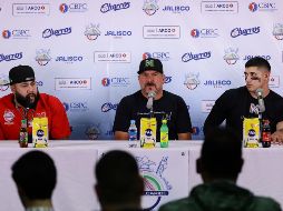 Luis Iván Rodríguez, Benjamín Gil y Bligh Madris en la conferencia de prensa posterior al juego. CORTESÍA/Charros de Jalisco