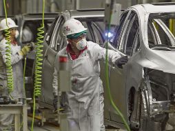 La industria automotriz mexicana enfrenta un escenario de incertidumbre ante la revisión del T-MEC, con riesgos en la producción, en las exportaciones y en el empleo. AFP