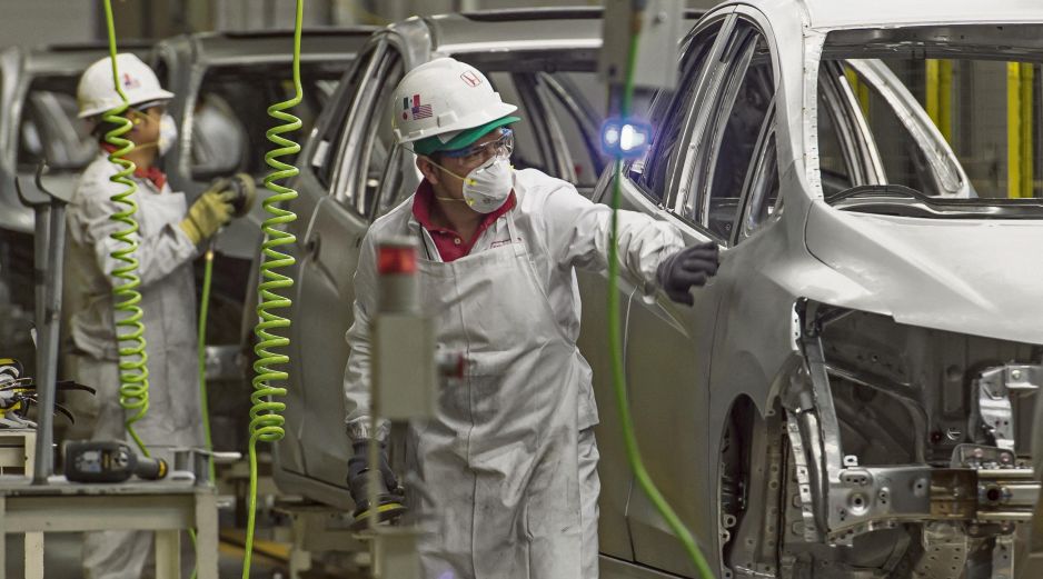 La industria automotriz mexicana enfrenta un escenario de incertidumbre ante la revisión del T-MEC, con riesgos en la producción, en las exportaciones y en el empleo. AFP