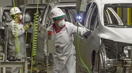 La industria automotriz mexicana enfrenta un escenario de incertidumbre ante la revisión del T-MEC, con riesgos en la producción, en las exportaciones y en el empleo. AFP