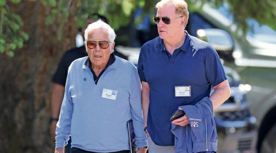 Roger Goodell (der.) contradijo los dichos de Robert Kraft en torno a una campaña de 18 juegos. AFP