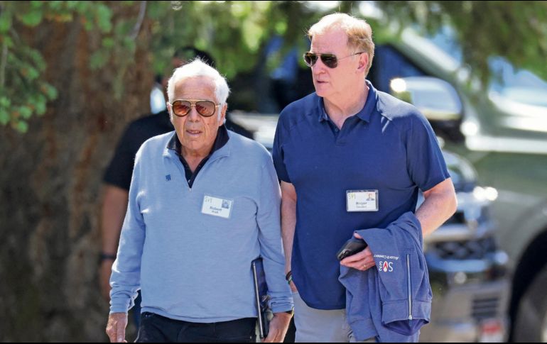 Roger Goodell (der.) contradijo los dichos de Robert Kraft en torno a una campaña de 18 juegos. AFP