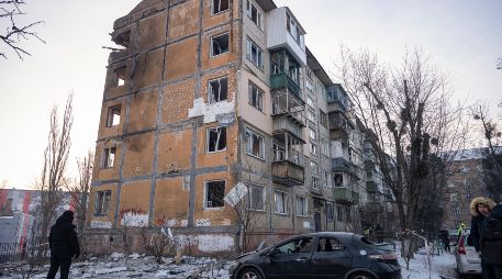 Lugar del ataque con un dron ruso contra un edificio residencial de cinco plantas en Kiev, Ucrania, el 3 de febrero de 2026, en medio de la invasión rusa. Al menos tres personas resultaron heridas en Kiev como consecuencia del ataque, según el Servicio Estatal de Emergencias de Ucrania. EFE/STRINGER