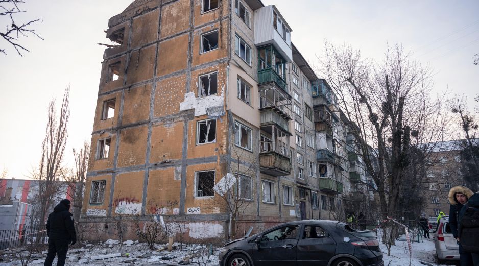Lugar del ataque con un dron ruso contra un edificio residencial de cinco plantas en Kiev, Ucrania, el 3 de febrero de 2026, en medio de la invasión rusa. Al menos tres personas resultaron heridas en Kiev como consecuencia del ataque, según el Servicio Estatal de Emergencias de Ucrania. EFE/STRINGER