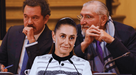 Sobre el nombramiento de Ignacio Mier (i) como coordinador de los morenistas en la Cámara Alta, Sheinbaum señaló que es una decisión de los legisladores. EFE / S. Gutiérrez / SUN / ARCHIVO