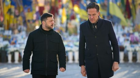 Volodímir Zelenski, y el secretario general de la OTAN, Mark Rutte (d), visitan el Monumento a la Memoria Nacional en la Plaza de la Independencia de Kiev. EFE/ Presidencia de Ucrania