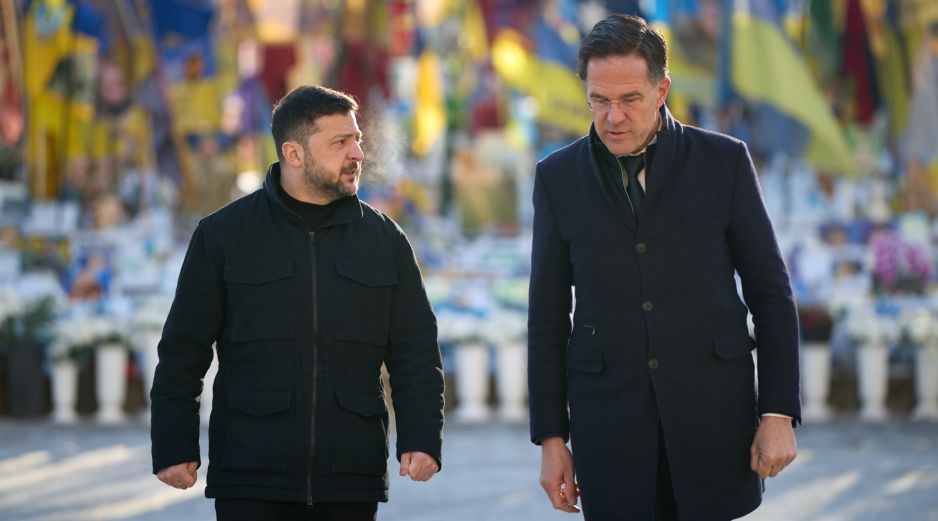 Volodímir Zelenski, y el secretario general de la OTAN, Mark Rutte (d), visitan el Monumento a la Memoria Nacional en la Plaza de la Independencia de Kiev. EFE/ Presidencia de Ucrania