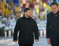 Volodímir Zelenski, y el secretario general de la OTAN, Mark Rutte (d), visitan el Monumento a la Memoria Nacional en la Plaza de la Independencia de Kiev. EFE/ Presidencia de Ucrania