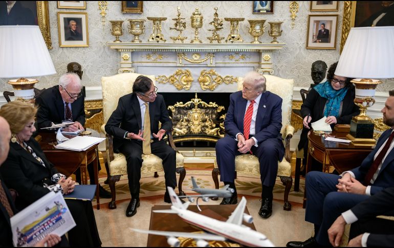 Fotografía publicada en la red social X en la cuenta @infopresidencia que muestra al presidente de Colombia, Gustavo Petro, junto a su homólogo de Estados Unidos, Donald Trump, durante una reunión este martes, en la Casa Blanca, en Washington, Estados Unidos. EFE/ @infopresidencia