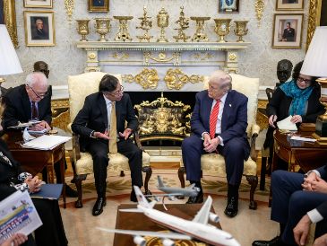 Fotografía publicada en la red social X en la cuenta @infopresidencia que muestra al presidente de Colombia, Gustavo Petro, junto a su homólogo de Estados Unidos, Donald Trump, durante una reunión este martes, en la Casa Blanca, en Washington, Estados Unidos. EFE/ @infopresidencia