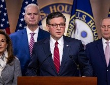 El presidente republicano de la Cámara de Representantes, Mike Johnson, habla con periodistas, en el Capitolio de Estados Unidos en Washington. EFE/J. SCALZO