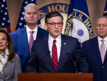 El presidente republicano de la Cámara de Representantes, Mike Johnson, habla con periodistas, en el Capitolio de Estados Unidos en Washington. EFE/J. SCALZO