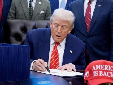 La firma se realizó en el Despacho Oval, donde Trump agradeció el respaldo de legisladores y senadores presentes. EFE/YURI GRIPAS