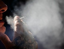 De todos los casos se observó que la causa evitable más frecuente era el tabaquismo, responsable de un 15% de los casos, 3,3 millones. EFE/J. Zapata.