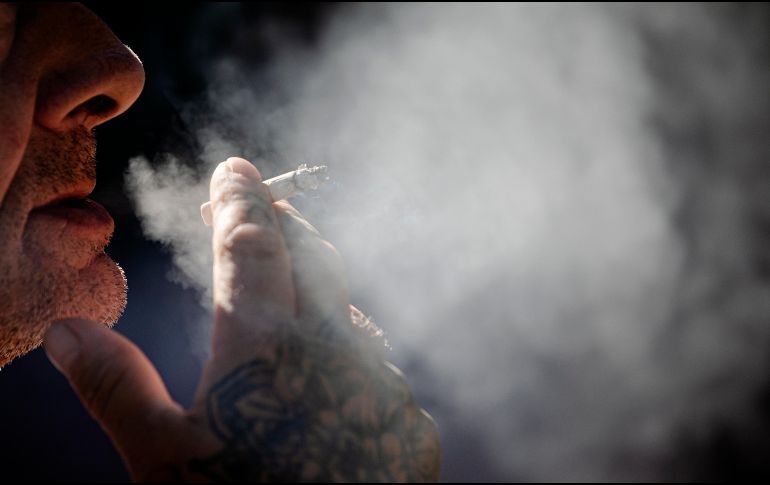 De todos los casos se observó que la causa evitable más frecuente era el tabaquismo, responsable de un 15% de los casos, 3,3 millones. EFE/J. Zapata.