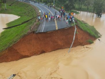 A la emergencia causada por las inundaciones se suman las afectaciones en la franja costera donde se ha elevado el nivel del mar por los fuertes vientos. EFE/ F. Delgado
