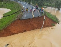 A la emergencia causada por las inundaciones se suman las afectaciones en la franja costera donde se ha elevado el nivel del mar por los fuertes vientos. EFE/ F. Delgado