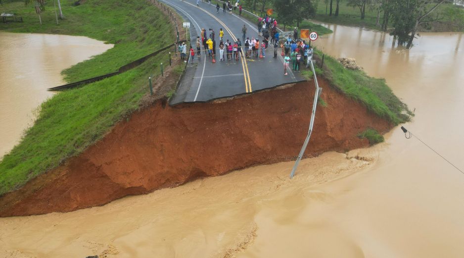 A la emergencia causada por las inundaciones se suman las afectaciones en la franja costera donde se ha elevado el nivel del mar por los fuertes vientos. EFE/ F. Delgado