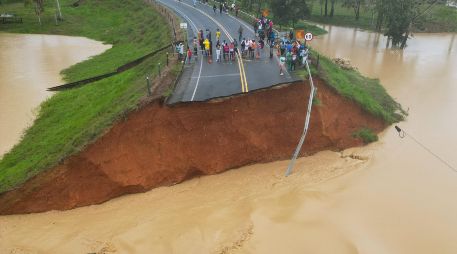 A la emergencia causada por las inundaciones se suman las afectaciones en la franja costera donde se ha elevado el nivel del mar por los fuertes vientos. EFE/ F. Delgado
