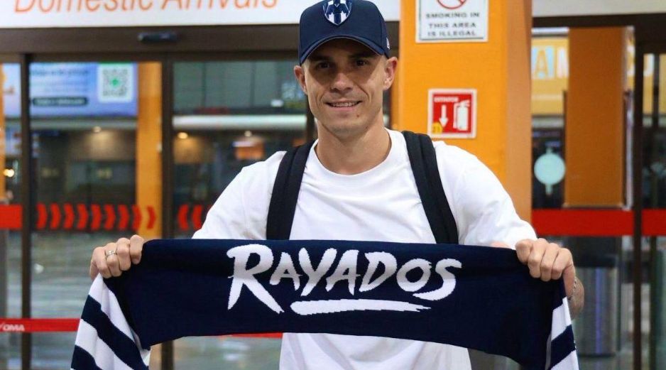 El delantero llega al equipo dirigido por Domenec Torrent con un contrato por tres años. CORTESÍA.