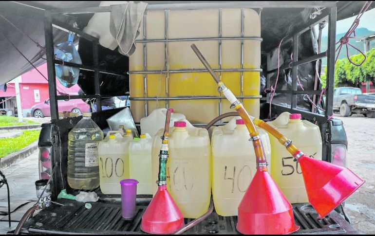 Camioneta asegurada por autoridades federales presuntamente utilizada para el traslado y venta de combustible extraído de manera clandestina en Degollado. ESPECIAL