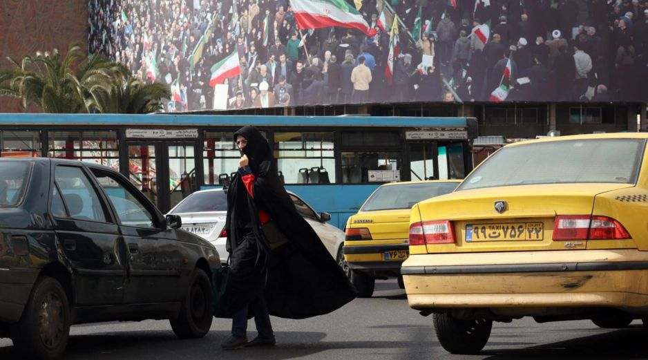 La aprobación de la medida se produce tras meses de debates en el país acerca de si se debía permitir a las mujeres conducir motos. EFE/A. TAHERKENAREH