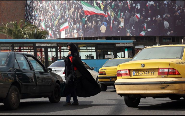 La aprobación de la medida se produce tras meses de debates en el país acerca de si se debía permitir a las mujeres conducir motos. EFE/A. TAHERKENAREH