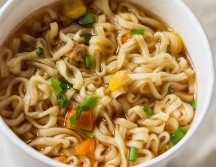 En términos generales, las sopas instantáneas están elaboradas principalmente a base de carbohidratos, derivados de la pasta o fideos refinados. ESPECIAL / CANVA