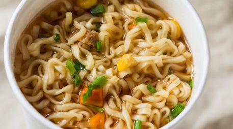 En términos generales, las sopas instantáneas están elaboradas principalmente a base de carbohidratos, derivados de la pasta o fideos refinados. ESPECIAL / CANVA