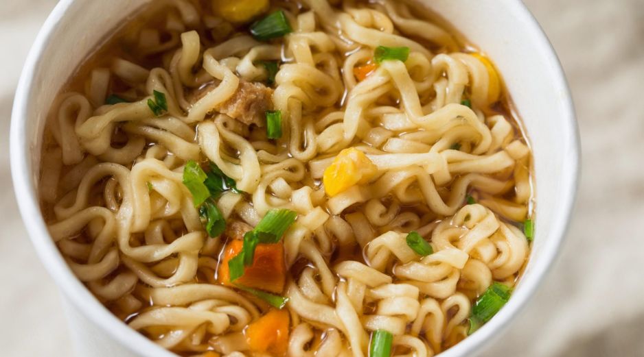 En términos generales, las sopas instantáneas están elaboradas principalmente a base de carbohidratos, derivados de la pasta o fideos refinados. ESPECIAL / CANVA