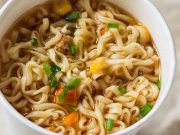 En términos generales, las sopas instantáneas están elaboradas principalmente a base de carbohidratos, derivados de la pasta o fideos refinados. ESPECIAL / CANVA