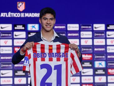 Durante su presentación oficial este miércoles 4 de febrero en el estadio Metropolitano, Obed Vargas destacó el sacrificio de su familia, que migró de México a Alaska en busca de mejores oportunidades, y que lo llevó a firmar con el conjunto español. EFE / S. Pérez