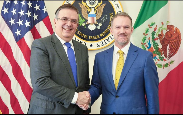 El secretario de Economía mexicano, Marcelo Ebrard, saluda al representante de Comercio de Estados Unidos, Jamieson Greer. EFE/Representación Comercial de EU
